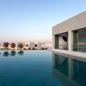 NOŪS_Main_Outdoor_Pool_&_Lobby