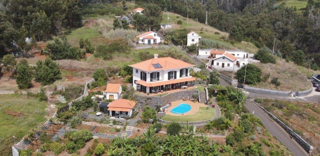 Bed and Breakfast Quinta da Colina, Estreito da Calhera, Madeira
 bed, Garden and Seaview