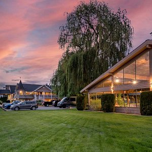 Best Western Inn At Penticton in Penticton, image may contain: Grass, Lawn, Tree, Backyard