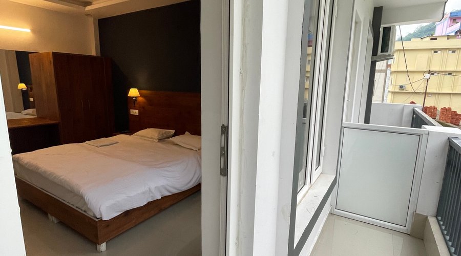 AC Private room with private balcony and mountain view 