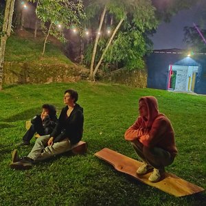 Numa noite com violão e poesia na fogueira.