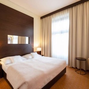 Guest room with double bed(s)