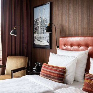 ameron speicherstadt zimmer comfort speicherstadt bett seitlich sessel bild quer
