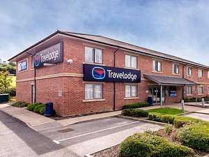 Travelodge Ashbourne in Ashbourne, image may contain: Hotel, Building, Inn, City