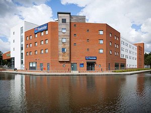 Travelodge Aylesbury in Aylesbury, image may contain: Waterfront, Office Building, City, Condo