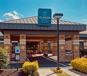 Clarion Hotel & Conference Center Toms River in Toms River, image may contain: Plant