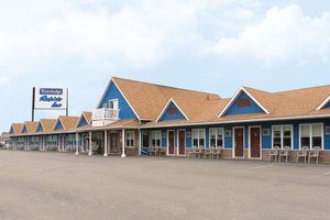 Travelodge Fredericton in Waasis, image may contain: Hotel, Building, Architecture, Motel
