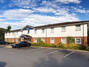 Travelodge Coventry Binley Hotel in Coventry, image may contain: Housing, House, Car, Row House