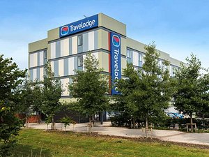 Travelodge Doncaster Lakeside in Doncaster, image may contain: Hotel, Office Building, City, Urban