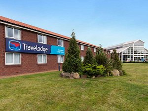 Travelodge Doncaster M18/M180 Hotel in Doncaster, image may contain: Hotel, Building, Grass, Tree