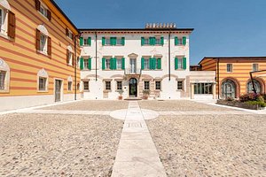 Hotel Villa Malaspina in Castel d'Azzano, image may contain: Villa, Housing, House, City