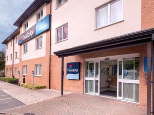 Travelodge Porthmadog Hotel in Porthmadog, image may contain: City, Hotel, Building, Urban