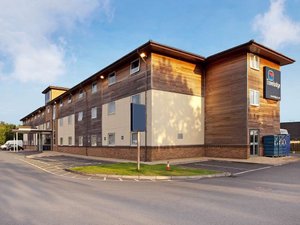Travelodge Tewkesbury Hotel in Tewkesbury, image may contain: City, Street, Hotel, Office Building
