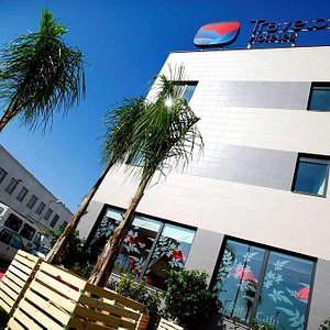 Travelodge Valencia Aeropuerto in Manises, image may contain: Hotel, Office Building, Bench, Tree