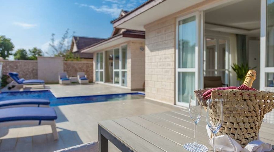 Bdr Forest Villa champagne and pool