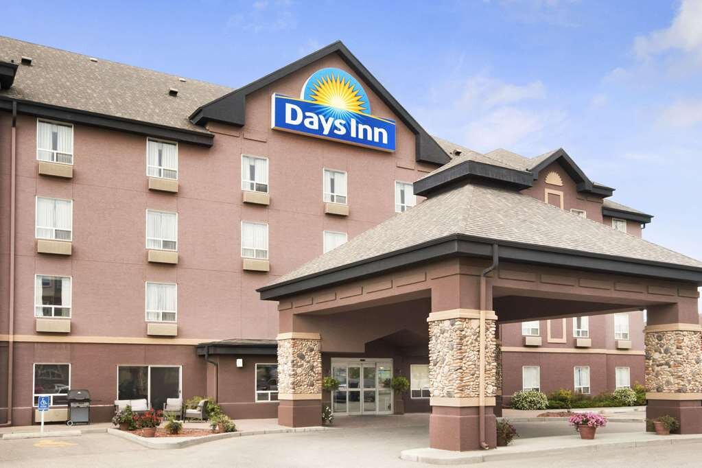 DAYS INN BY WYNDHAM CALGARY AIRPORT 72 1 0 0 Updated 2023   Exterior 