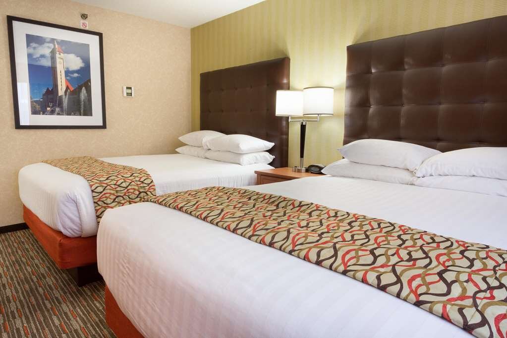 DRURY INN SUITES ST LOUIS UNION STATION 111 1 4 2 Updated   Nqqs Two Room Suite Guestroom 