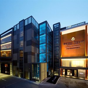 Royal Tulip Carat Guangzhou in Guangzhou, image may contain: Office Building, Convention Center, Shopping Mall, City