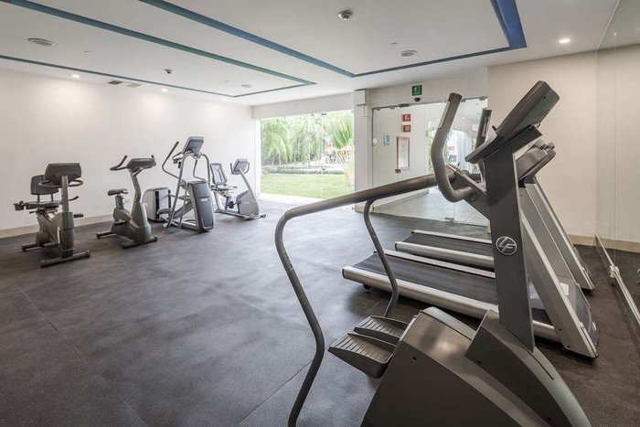 Salon con luces inteligentes que cambian de color. - Picture of Cardio  Extremo, Cancun - Tripadvisor