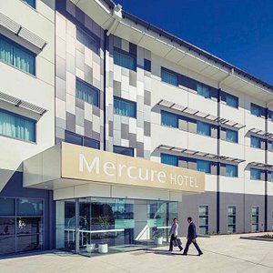 Mercure Newcastle Airport in Williamtown, image may contain: Office Building, Person, Car, Hospital