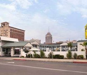Welcome to the Super 8 Fresno Convention Centre Area
