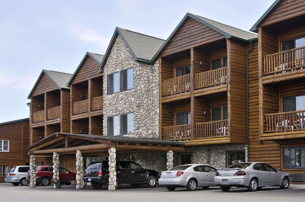 SUPER 8 BY WYNDHAM BRIDGEVIEW OF MACKINAW CITY $65 ($̶7̶7̶