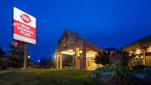 Best Western Plus Lamplighter Inn & Conference Centre in London, image may contain: Hotel, Villa, Inn, Lighting