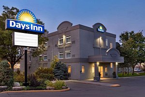 Days Inn by Wyndham Toronto West Mississauga in Mississauga, image may contain: Hotel, Building, Inn, City