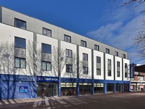 Travelodge Gosport in Gosport, image may contain: Office Building, Building, City, Urban