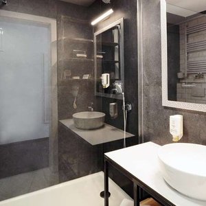 Guest room bath