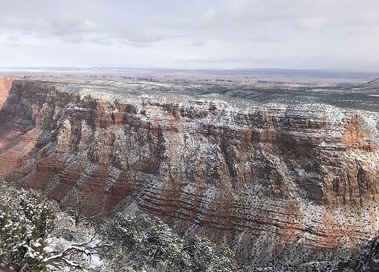 Uma das paredes do Grand Canyon polvilhada de neve