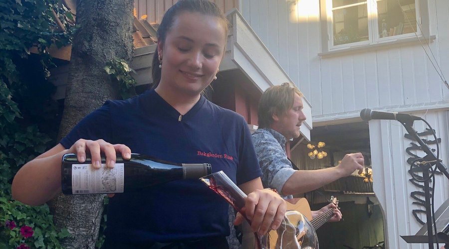 Een boordje boven een steeg bracht ons bij dit gezellig sfeervolle restaurant. Een binnen plaats waar de wijn heerlijk werd uitgeschonken en het vlees door de kok werd getoond. Service en Noorse gezellig ondersteund met een live optreden van een Noorse zanger.