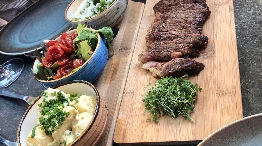 Een boordje boven een steeg bracht ons bij dit gezellig sfeervolle restaurant. Een binnen plaats waar de wijn heerlijk werd uitgeschonken en het vlees door de kok werd getoond. Service en Noorse gezellig ondersteund met een live optreden van een Noorse zanger.