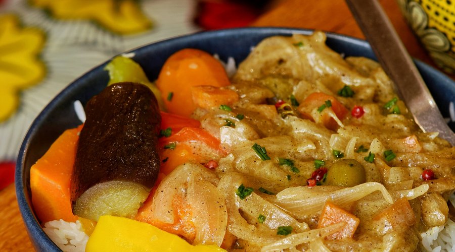 Yassa Vegan
Une magnifique sauce aux oignons, épices douces, moutarde, citron et olives, accompagnée d'un délicieux mélange de légumes exotiques et de saison, cuits au bouillon - Sans gluten