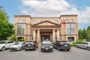 Best Western Plus Perth Parkside Inn & Spa in Perth, image may contain: Housing, Car, Portico, House