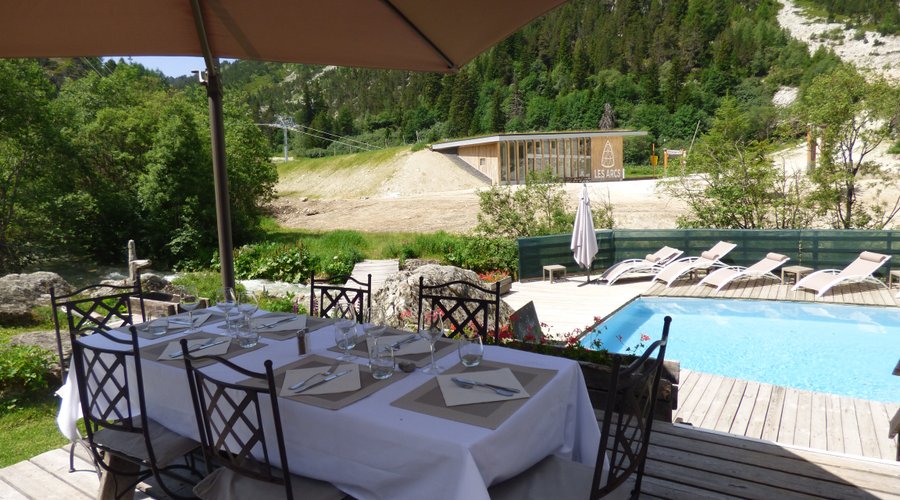 Déjeuner en terrasse au bord de la piscine