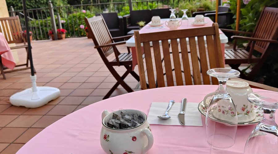 Jardín. Preparado para desayunar.