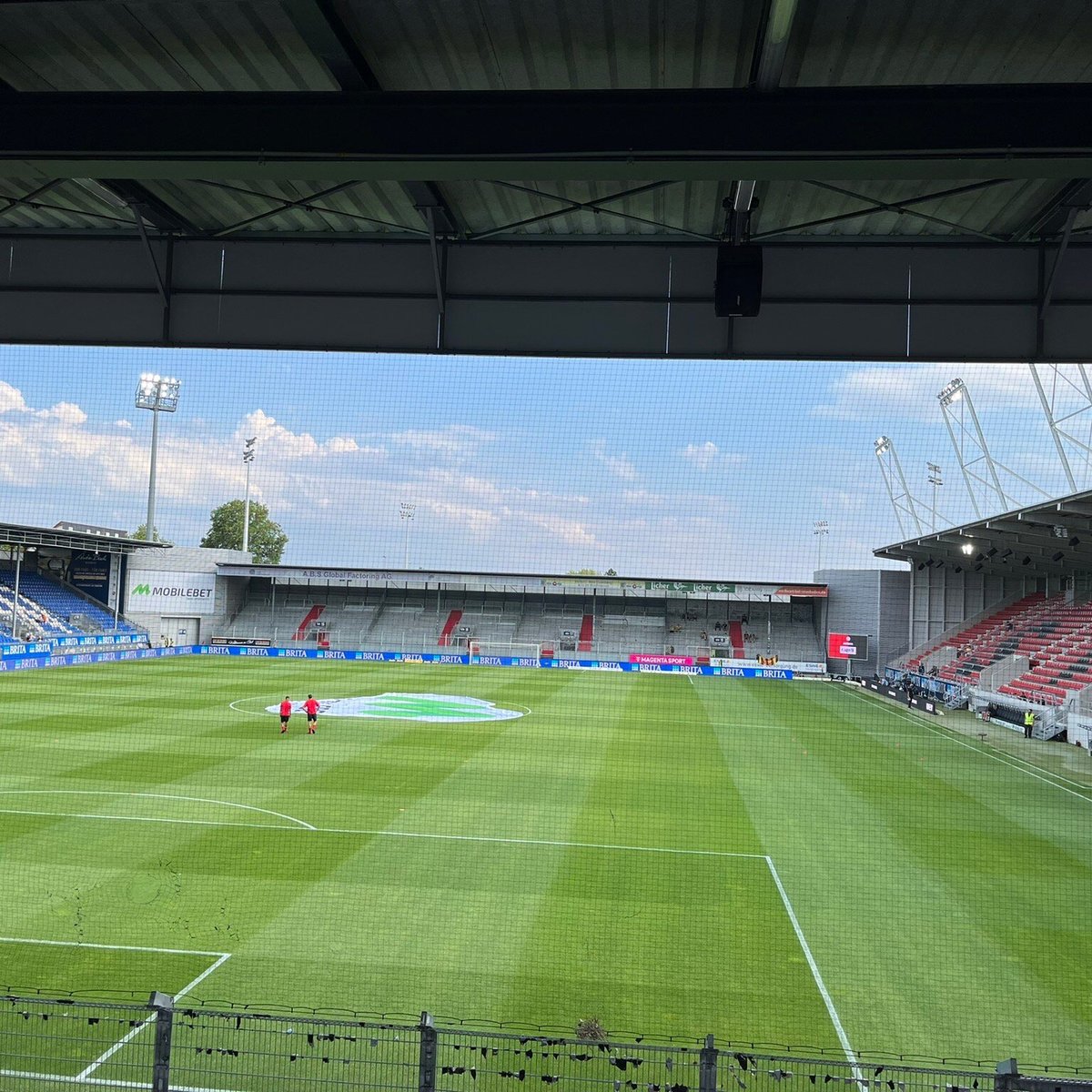 A Brita Arena é O Estado De Casa Do Time De Futebol Sv Quando Wiesbaden Joga  Na Liga Profissional Na Alemanha Fotografia Editorial - Imagem de esporte,  grama: 231058412