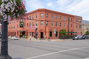 https://dynamic-media-cdn.tripadvisor.com/media/photo-o/25/0f/24/01/the-pollard-hotel.jpg?w=300&h=-1&s=1