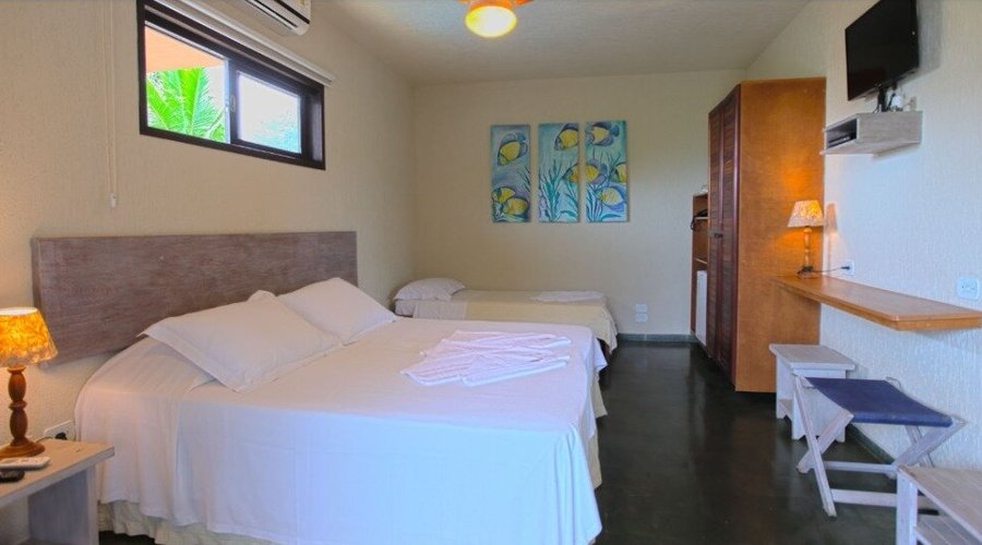 Apartamento 24  - Acomoda até 4 pessoas.

Localizado em nosso anexo mirim térreo ( conjunto de quartos em frente ao hotel.

Diária: Casal + 2 solteiros R$ 1.045,00 + 10% tx
Inclusos: café da manhã e almoço + serviço de praia (cadeira, guarda sol e toalhas de praia)
Check in a partir das 18h e check out até as 16h.
Concedemos 9% no pagamento à vista (transferência bancária/pix).
Parcelamos no cartão de crédito em até 06x com parcelas mínimas de R$ 500,00
