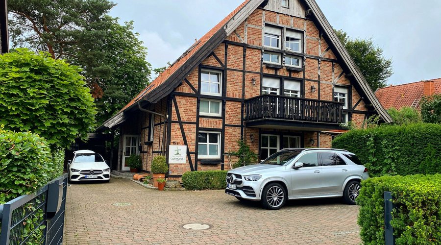Einfahrt zum Hotel, private Parkplätze