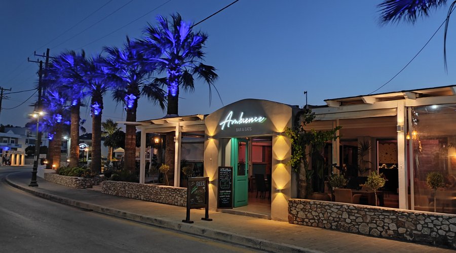 Music & Cocktail Bar