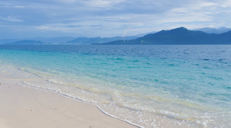 White sandy beaches and clear sea water, very convenient for water tourism