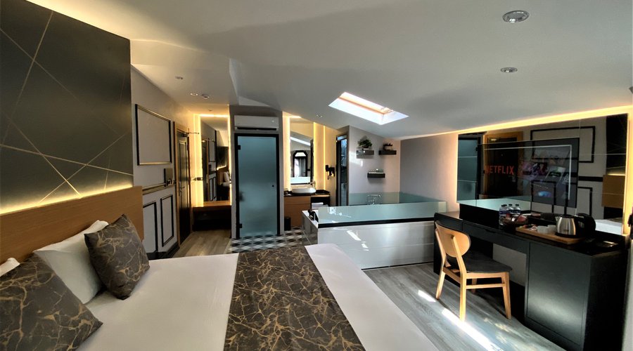 Deluxe Jacuzzi room