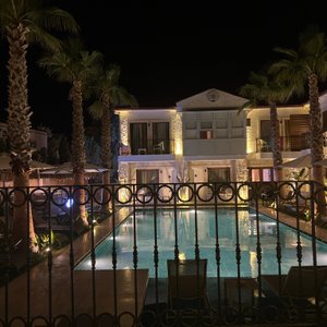 Beautiful and warm place, we stayed here five nights, with our three old daughter.  It respects resting hours, the breakfast is good, and also it has a restaurant and bar open for 24 hours.