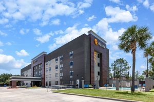 La Quinta Inn & Suites by Wyndham Houston NW Brookhollow in Houston, image may contain: Hotel, Office Building, City, Condo