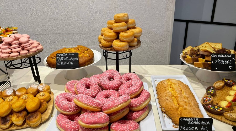 Angolo dolce con specialità della casa e prodotti romagnoli come la ciambella. 
