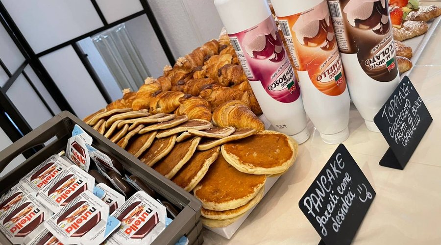 Angolo dei pancakes da farcire con caramello, frutti di bosco, cioccolato, nutella, panna o sciroppo d'acero. 