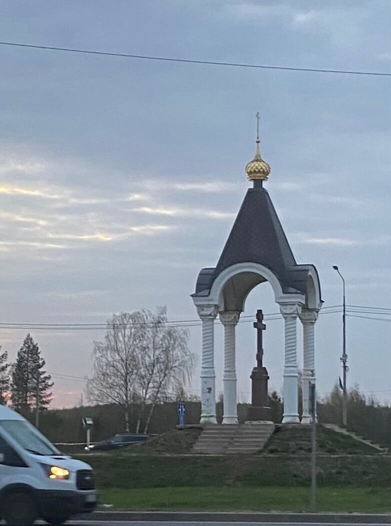 Часовня крест. Поклонная часовня. Часовни на въезде в город фото.