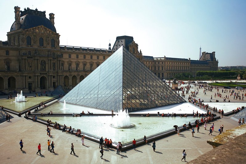 Zicht vanuit de lucht op de piramide van het Louvre in Parijs, Frankrijk